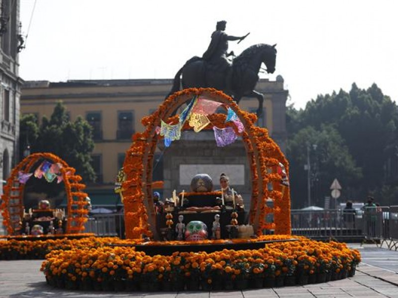 Ciudad de México se viste de ofrendas y cráneos