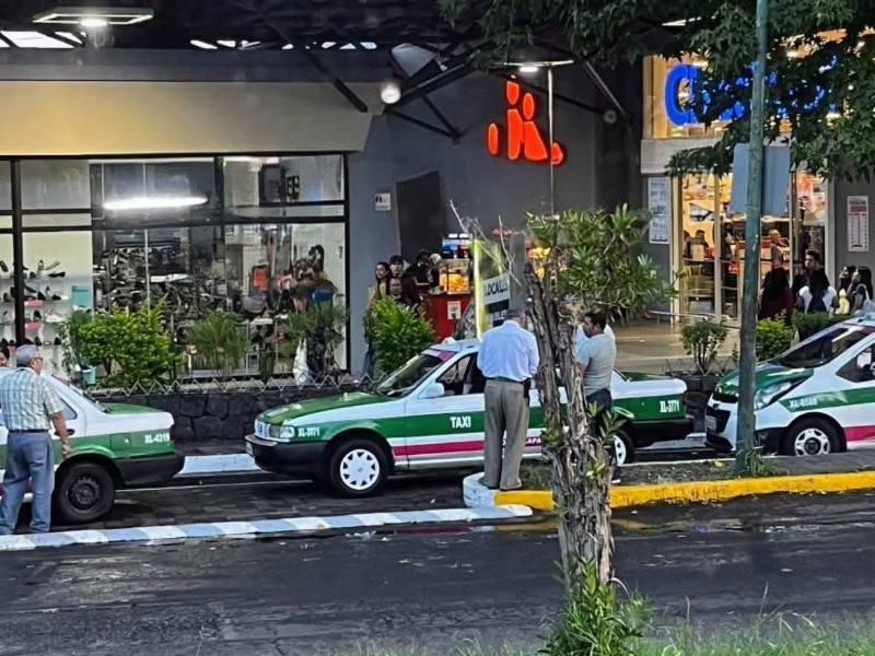 Ciudadana denuncia acoso de taxistas en Plaza Museo
