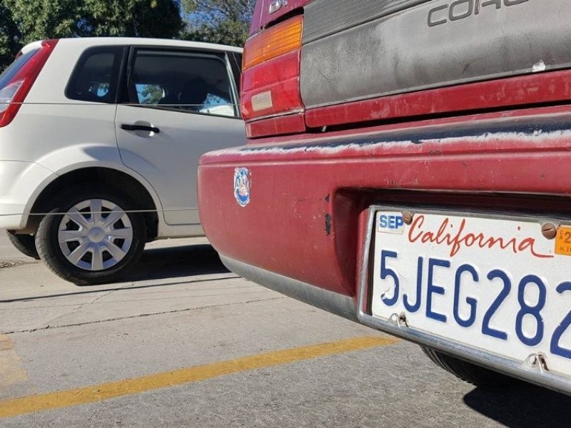 Ciudadanos a favor de la legalización de autos chocolates