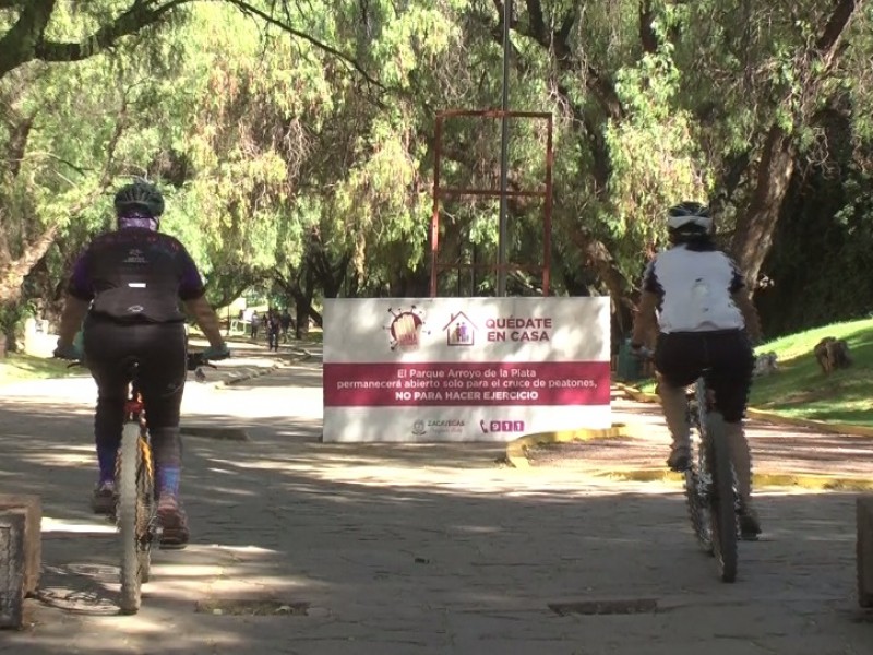 Ciudadanos acuden a ejercitarse al parque Arroyo de la Plata