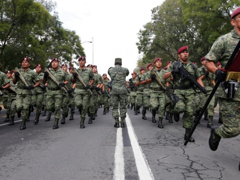 Ciudadanos acuden al Zócalo para ver desfile militar