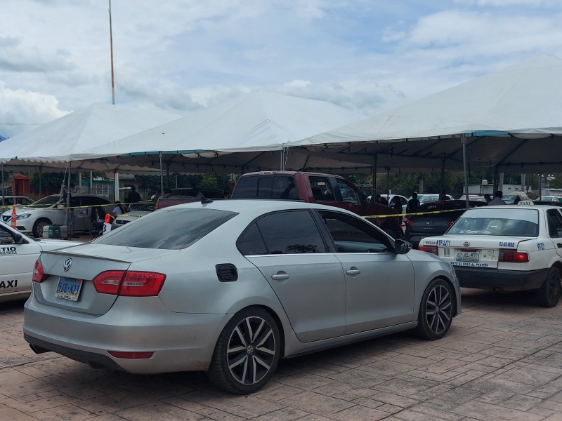 Ciudadanos acuden en carro a recibir vacuna ANTICOVID en Tepic