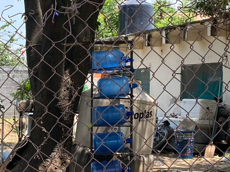 Ciudadanos afectados por corte de agua general en Salina Cruz