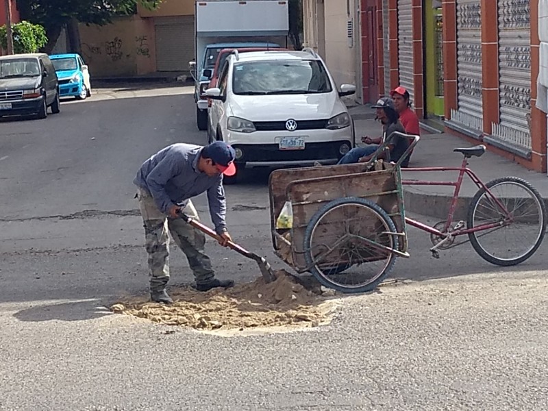 Ciudadanos asumen responsabilidad de bacheo