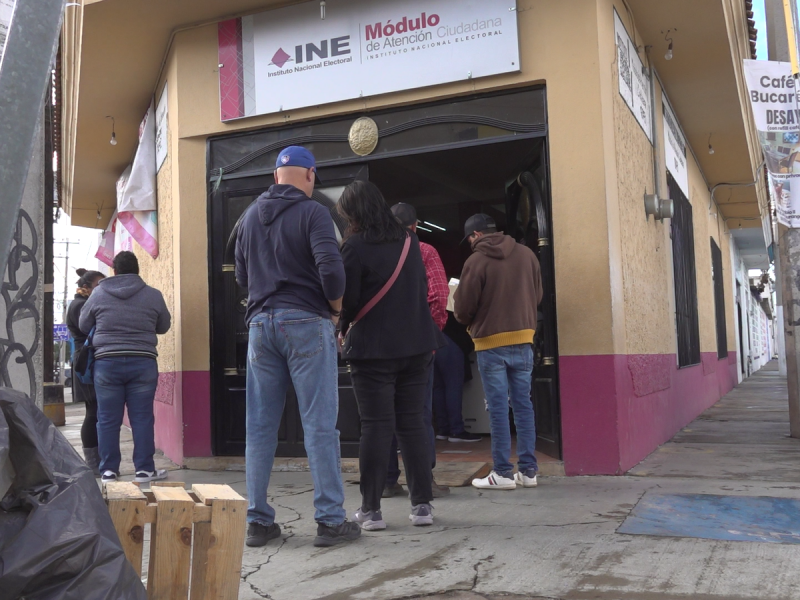 Ciudadanos aún siguen acudiendo al INE buscando reemplazo de credenciales
