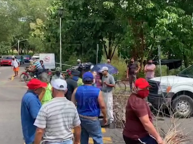 Ciudadanos bloquean Blvd Colosio a la altura de El Quevedeño