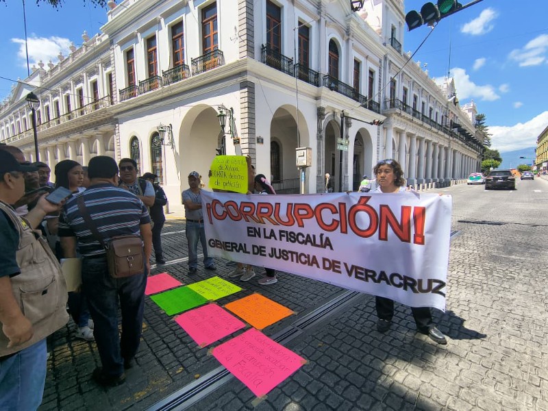 Ciudadanos bloquean el centro de Xalapa para exigir renuncia de Fiscal