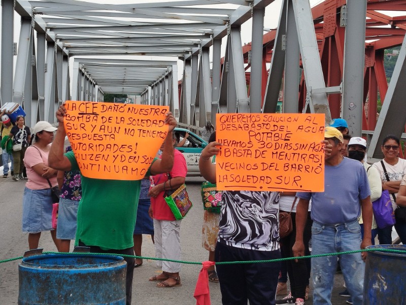 Ciudadanos bloquean puente de Tehuantepec por falta de agua en varios barrios