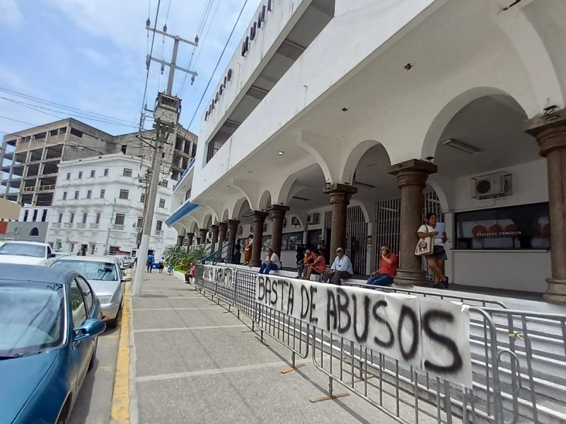 Ciudadanos colocan mantas en bajos de presidencia municipal