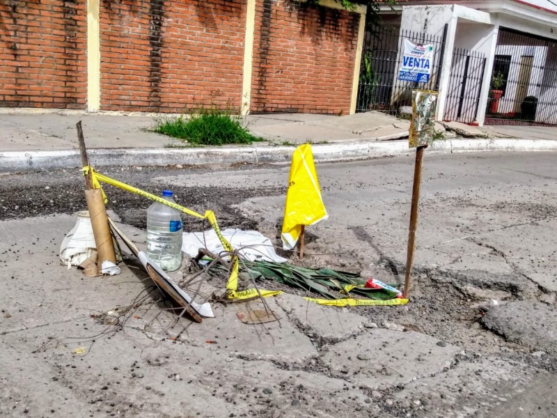 Ciudadanos colocan señalamientos en bache de Jardinesdelvalle