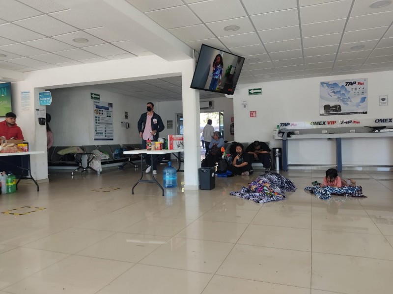 Ciudadanos continúan varados en terminal de Guasave