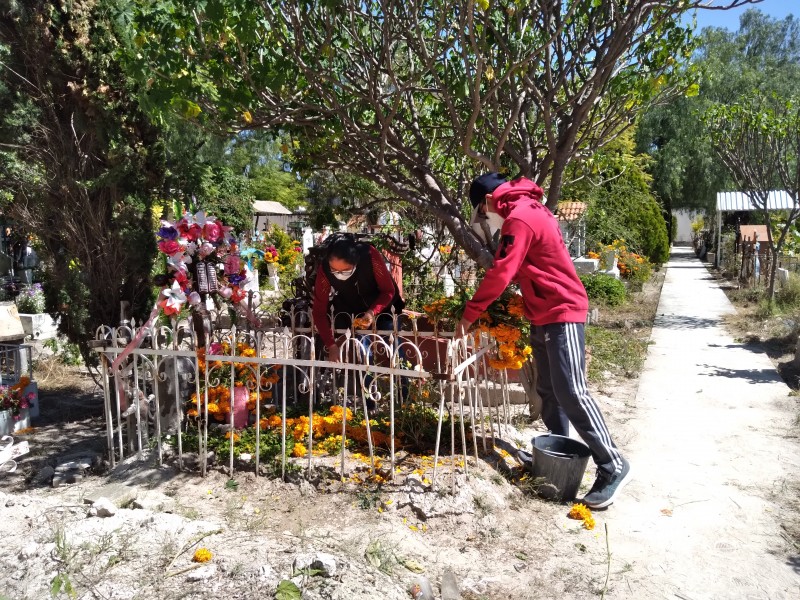 Ciudadanos dan mantenimiento a sepulcros para recordar a difuntos