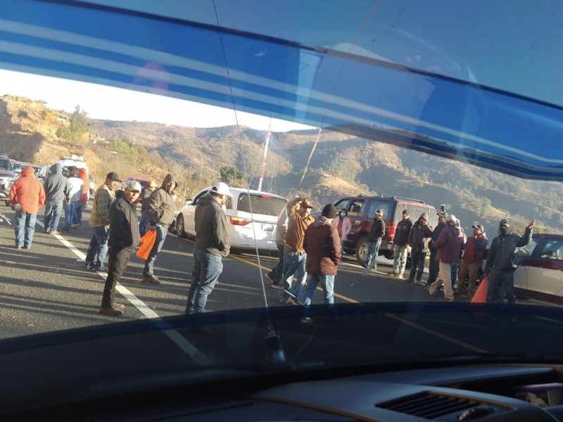 Ciudadanos de Coatlán bloquean autopista Barranca Larga-Ventanilla; podría ser indefinido