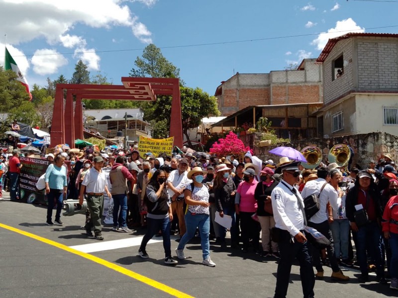 Ciudadanos de Guelatao abuchean y corren a la CNTE