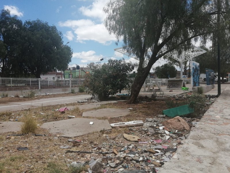 Ciudadanos de la colonia pirámides reportan basura y fétidos olores