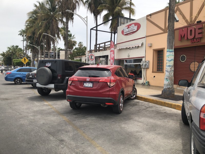 Ciudadanos de La Paz sin respetar estacionamientos