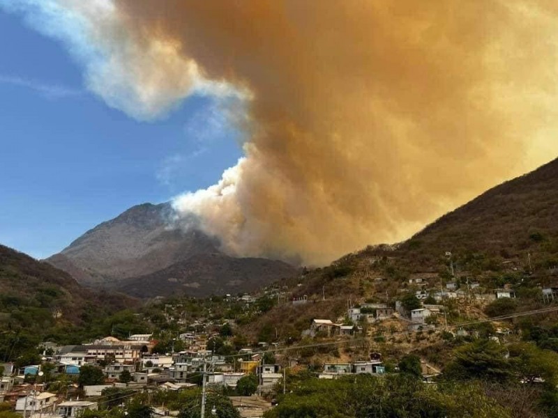Ciudadanos de Lachiguiri exigen ayuda aérea; incendio se mantiene activo