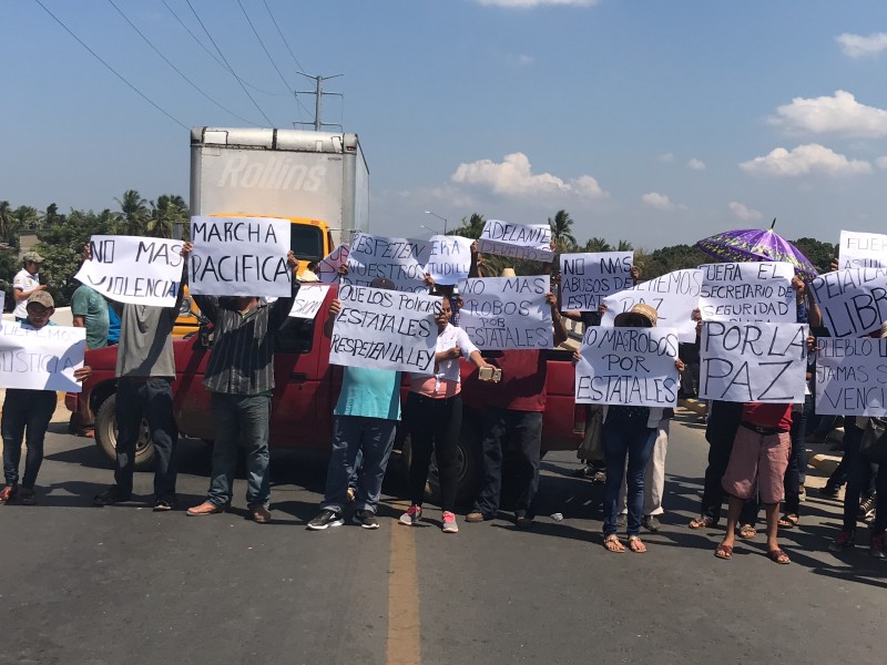 Ciudadanos de Petatlán bloquean carretera nacional Acapulco-Zihuatanejo
