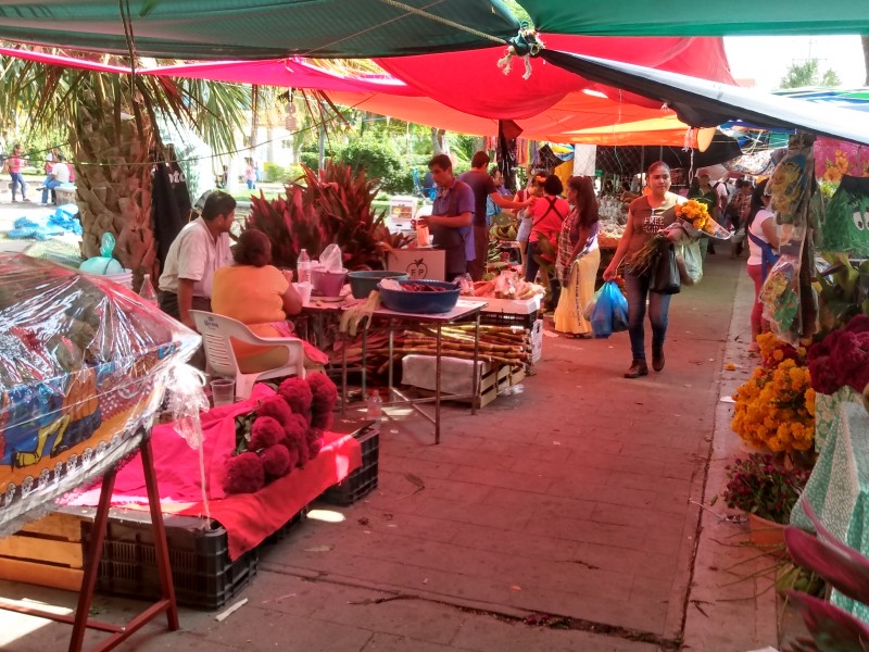 Ciudadanos de Salina Cruz, realizan compras por temporada
