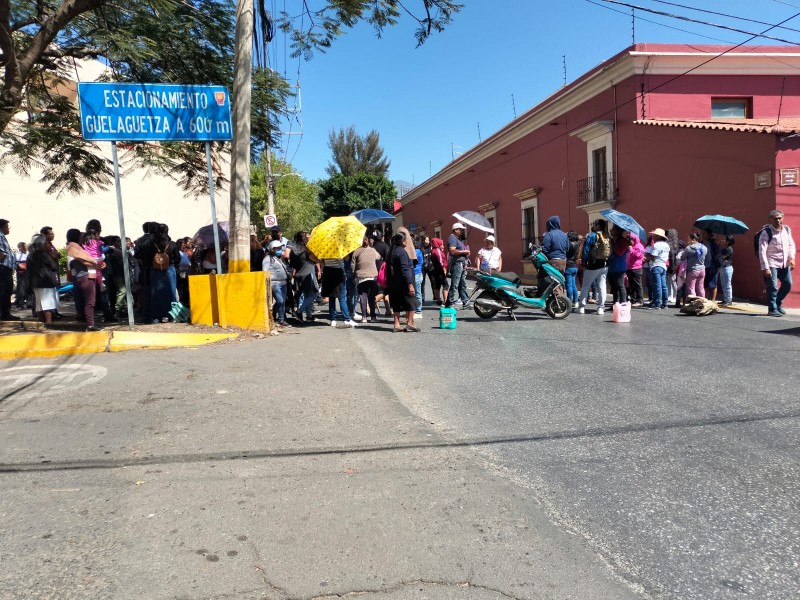 Ciudadanos de San Jacinto bloquean; denuncian 45 días sin agua