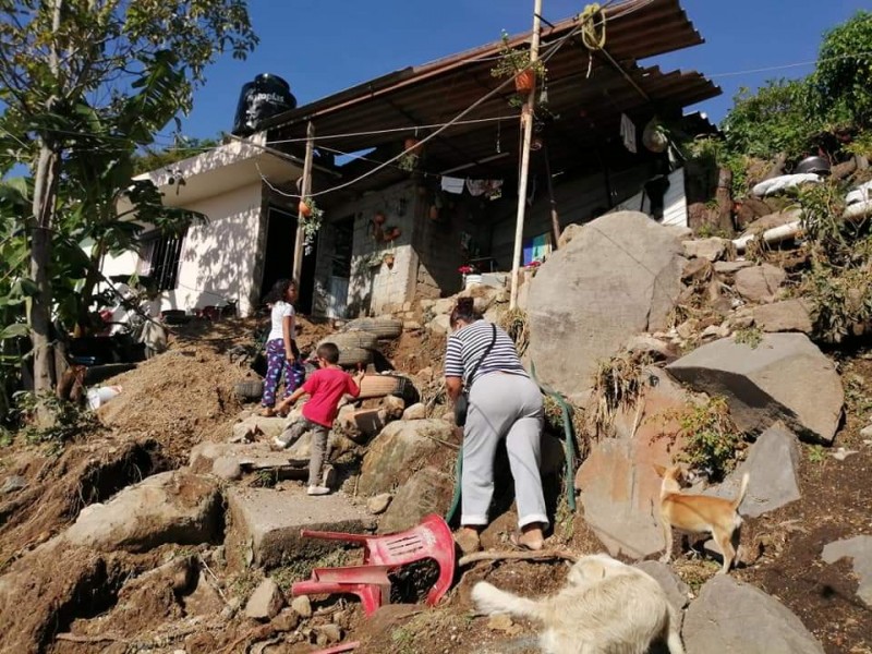 Ciudadanos de Xalisco temen un nuevo deslave en Lomas Verdes