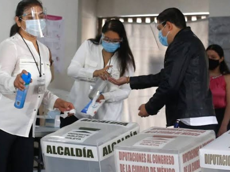 Ciudadanos defienden su derecho al voto frente al COVID-19