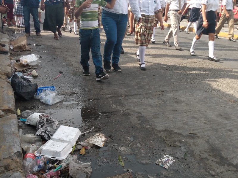 Después del desifle con basura lucen las calles