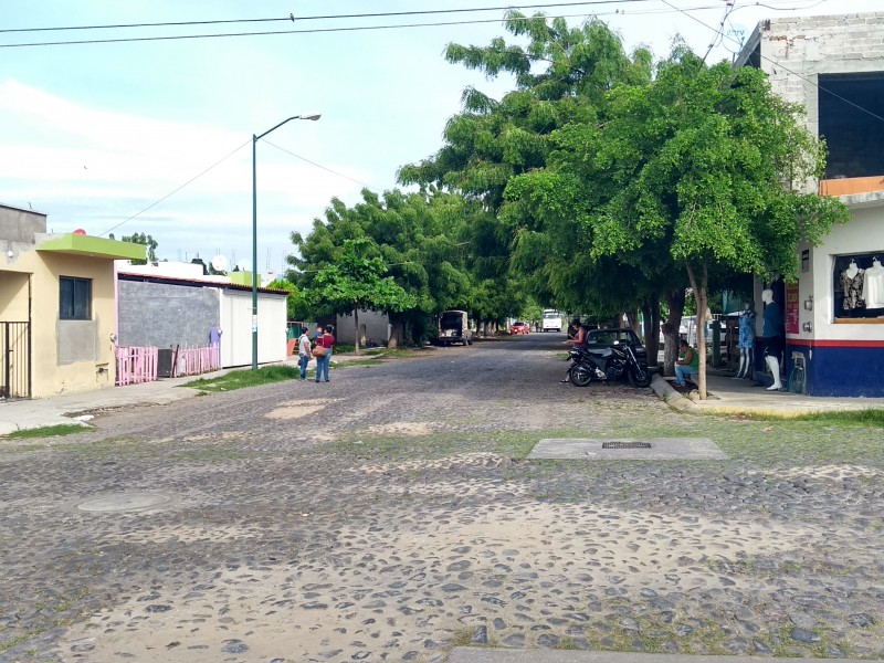 Ciudadanos del poniente enferman por fétidos olores