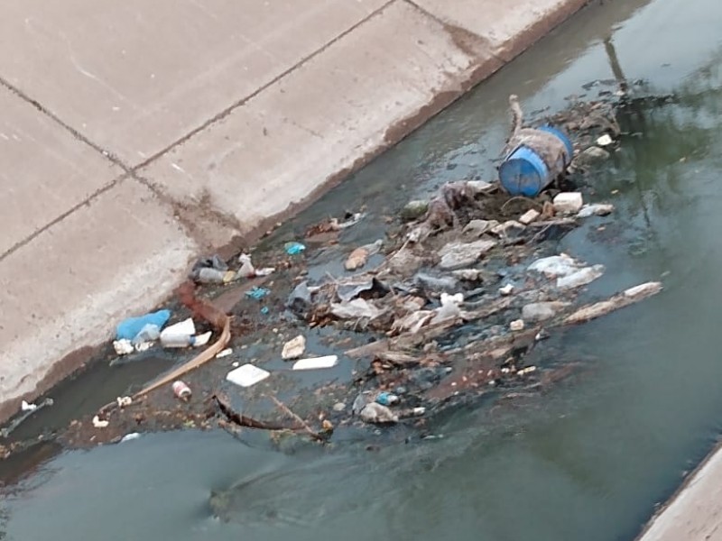 Ciudadanos demandan retirar basura del Dren Juárez