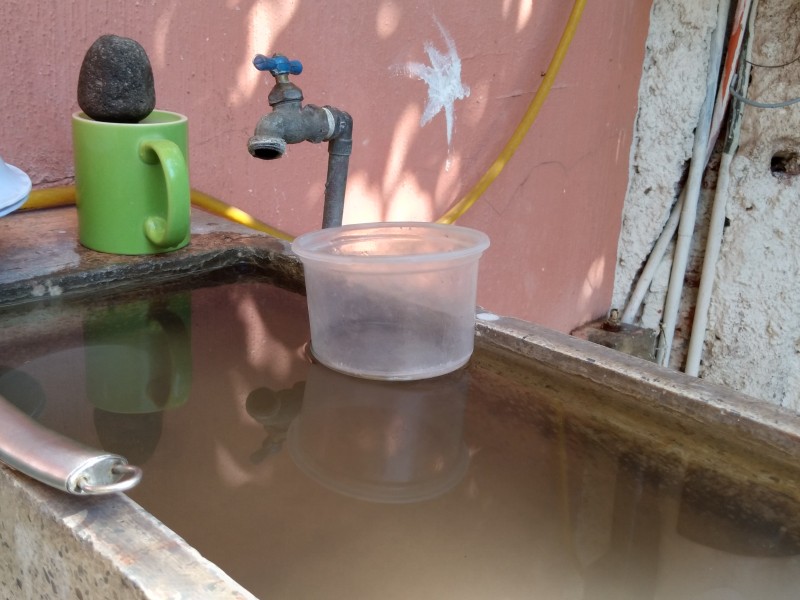Ciudadanos denuncian agua de mala calidad en sus viviendas