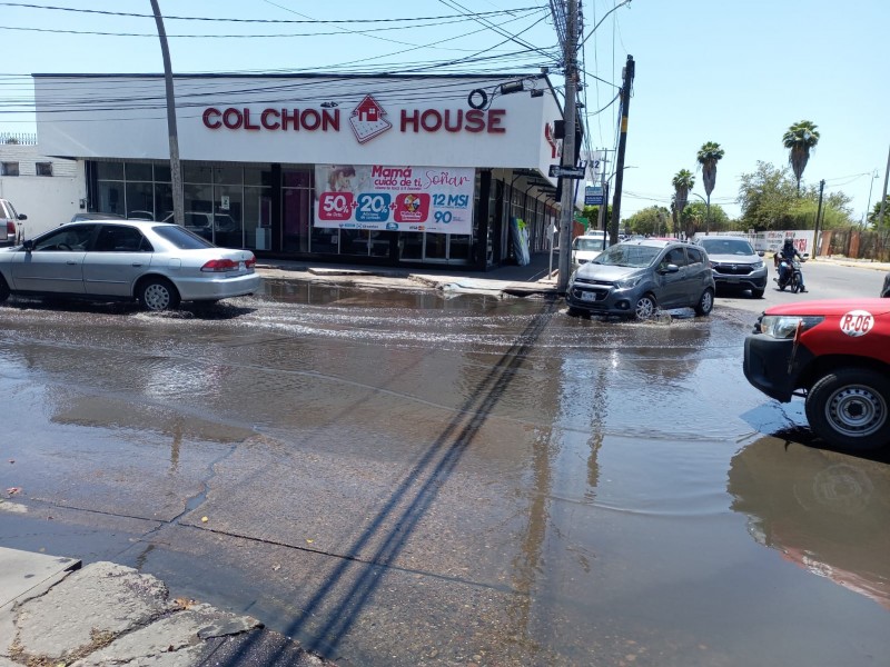 Ciudadanos denuncian aguas negras en centro de Los Mochis