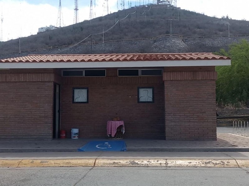 Ciudadanos denuncian baños millonarios sin agua desde hace un año