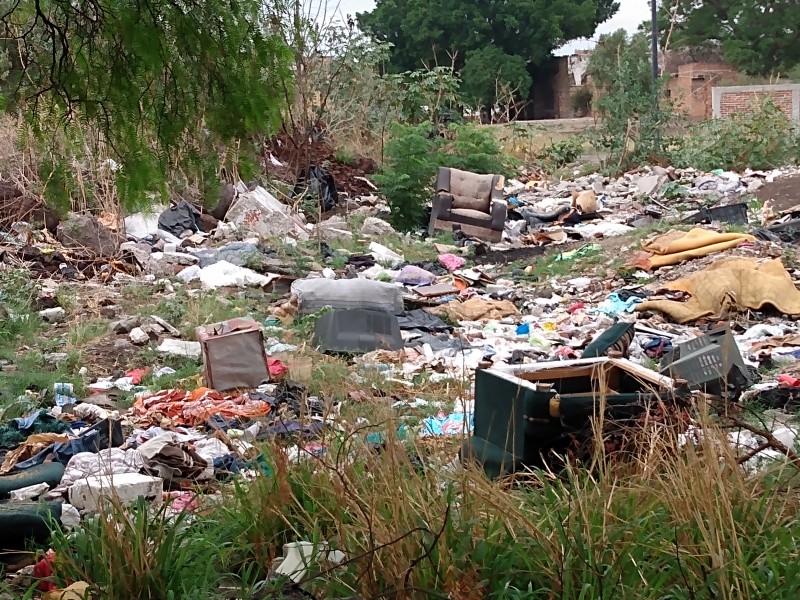 Ciudadanos denuncian basurero clandestino en Paseo Río Lerma, piden #AyudaDeAutoridades