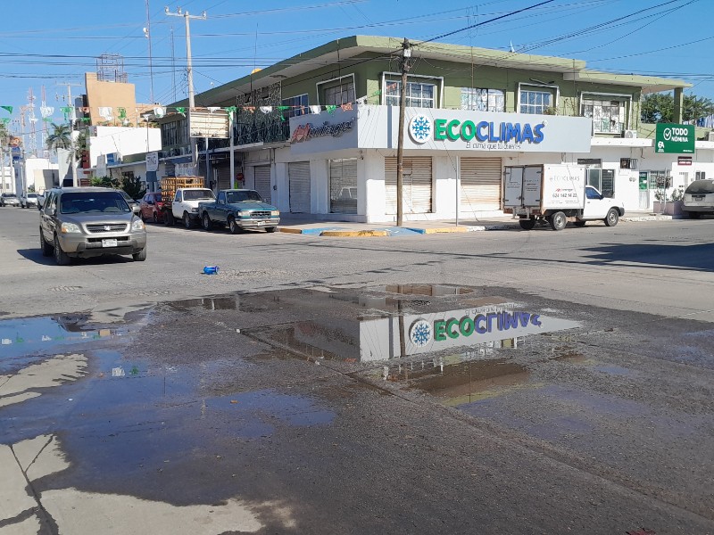 Ciudadanos denuncian colapso del drenaje en el Centro de Guasave
