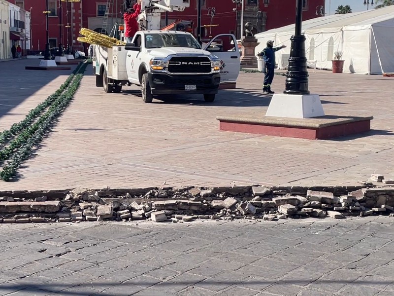 Ciudadanos denuncian desprendimiento y deterioro en plazoleta