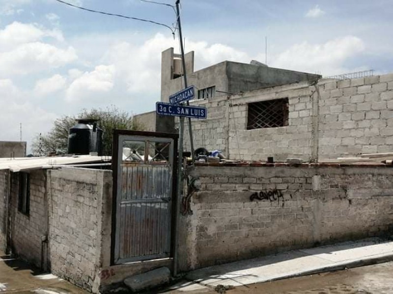 Ciudadanos denuncian fugas de agua potable