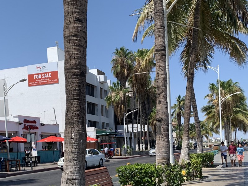 Ciudadanos desobedecen protocolos sanitarios en el Malecón de La Paz