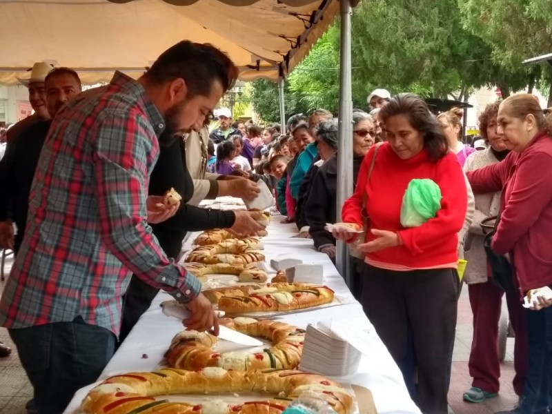 Ciudadanos disfrutan de Rosca de Reyes
