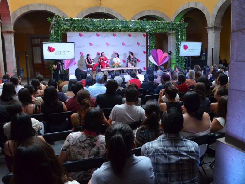 Ciudadanos disfrutan del Hay Festival en Querétaro