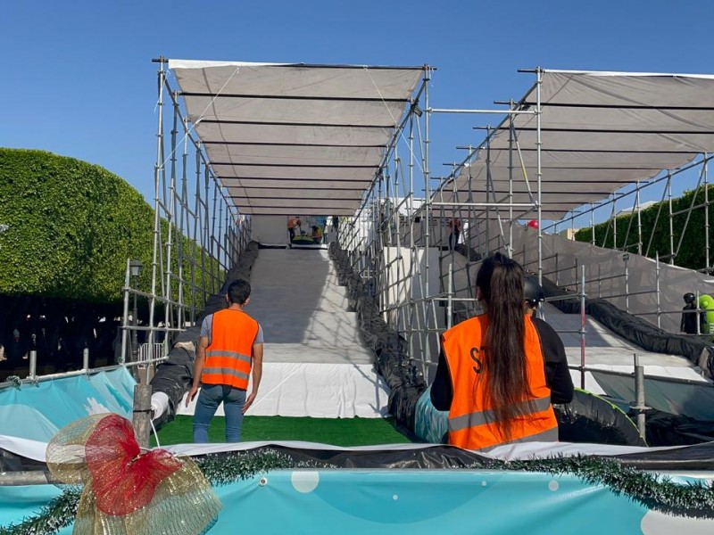 Ciudadanos disfrutan del tobogán de hielo en Jardín Guerrero