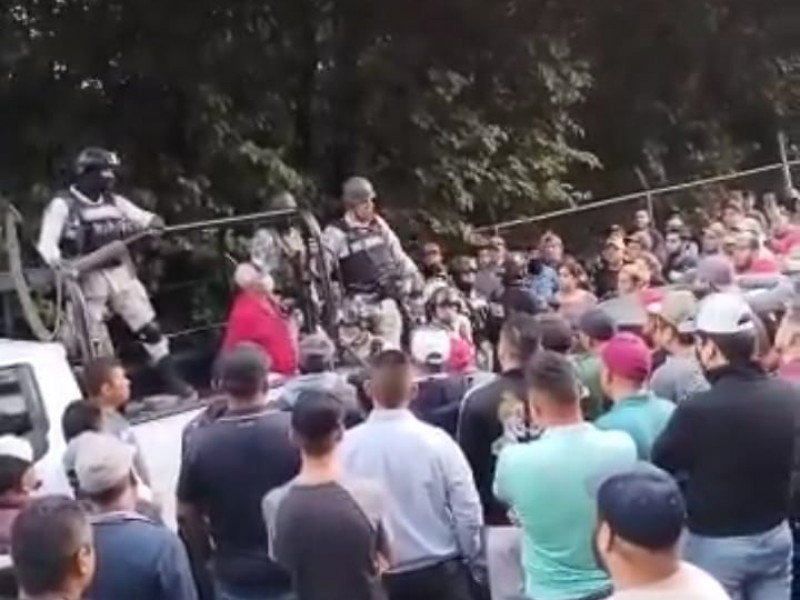 Ciudadanos en Tancítaro confrontan a Guardia Nacional