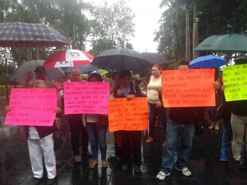 Ciudadanos exigen pavimentación de calles