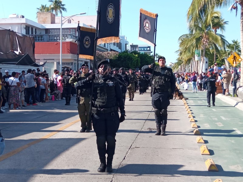 Ciudadanos festejan el Desfile Civico Militar