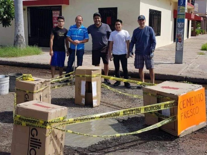 Ciudadanos hacen trabajo de bacheo en Cajeme