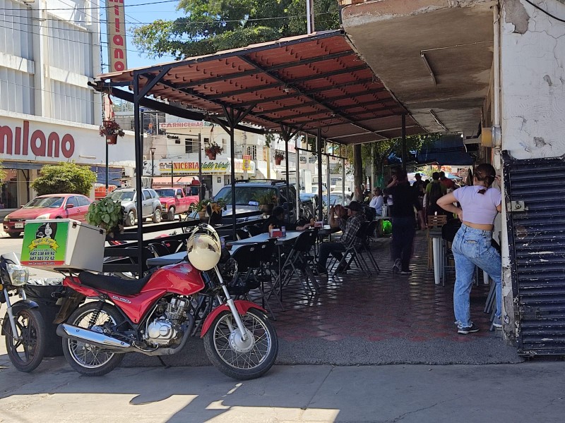 Ciudadanos inconformes con obstrucción de banquetas por comercio en Guasave