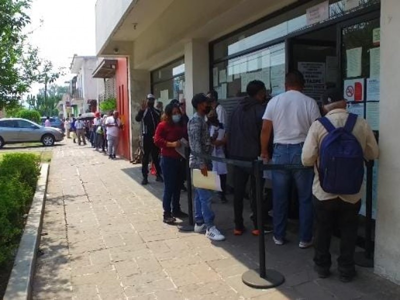 Ciudadanos inconformes con tiempo de espera para recoger placas