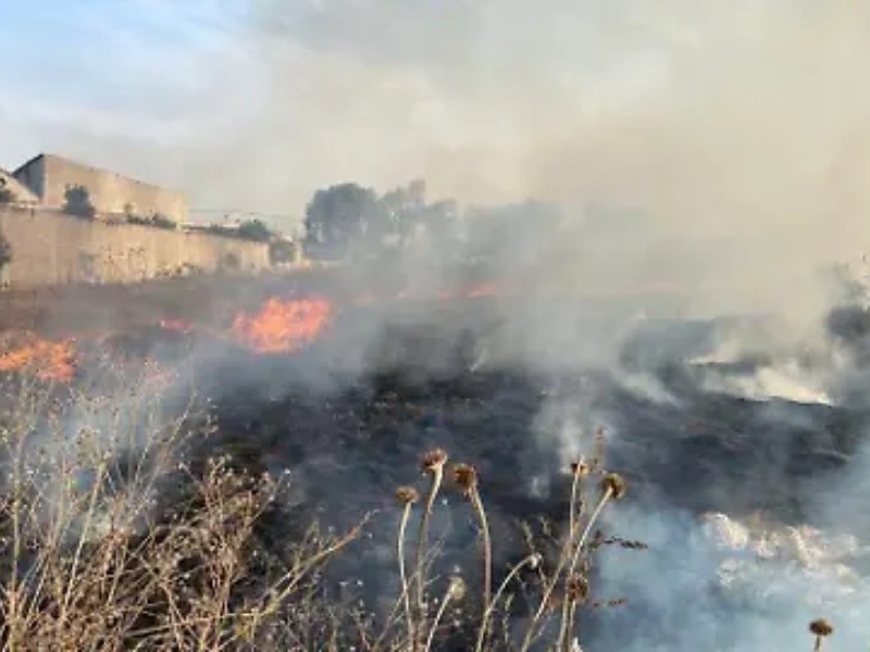 Ciudadanos irresponsables queman lotes baldíos en Tepic