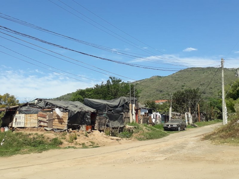 Ciudadanos marginados construyen asentamiento provisional en La Cantera