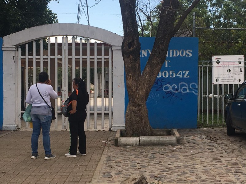 Ciudadanos molestos por cierre de casillas