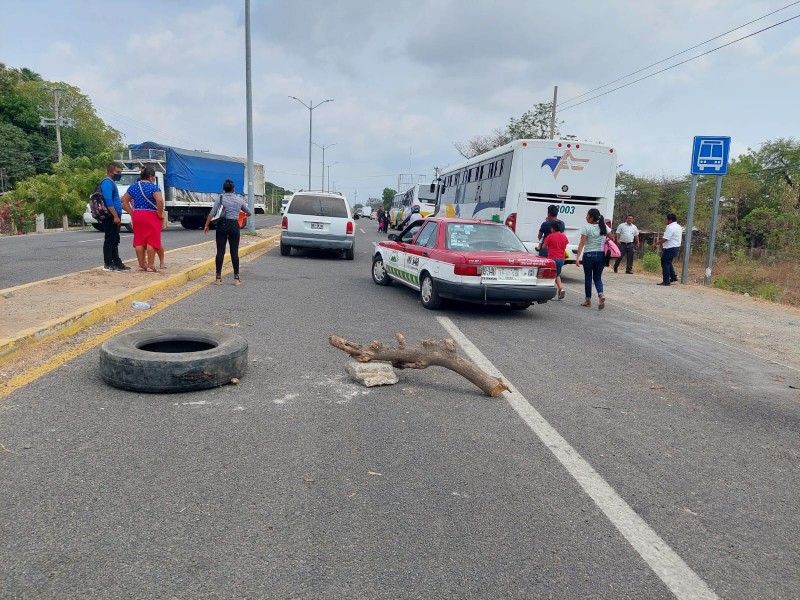 Ciudadanos muestran descontento, luego de 32 horas de bloqueo